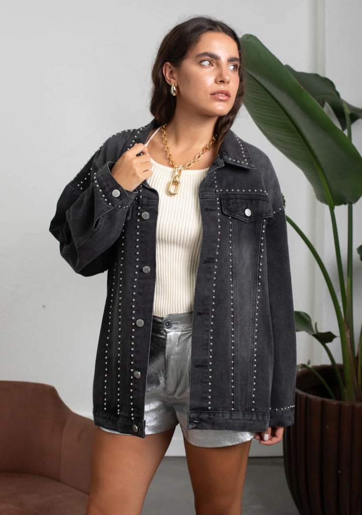 Campera jeans overzise con tachas